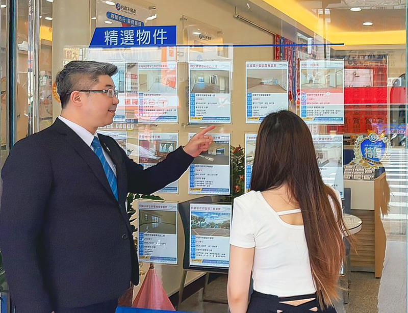 涂德卿店長（左）堅持「凡事如實告知」，對於客戶都會詳盡說明，確保客戶擁有充分的資訊做決定。（永慶房產集團提供）