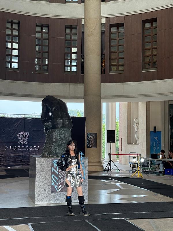 時尚系劉奕瑩、翁萱珆、陳玥蓁、徐婉禎團體的設計作品「前衛科技」，作品以金屬感面料、AI元素及外接式機械結構作為主要設計，象徵科技與人體的深度融合。