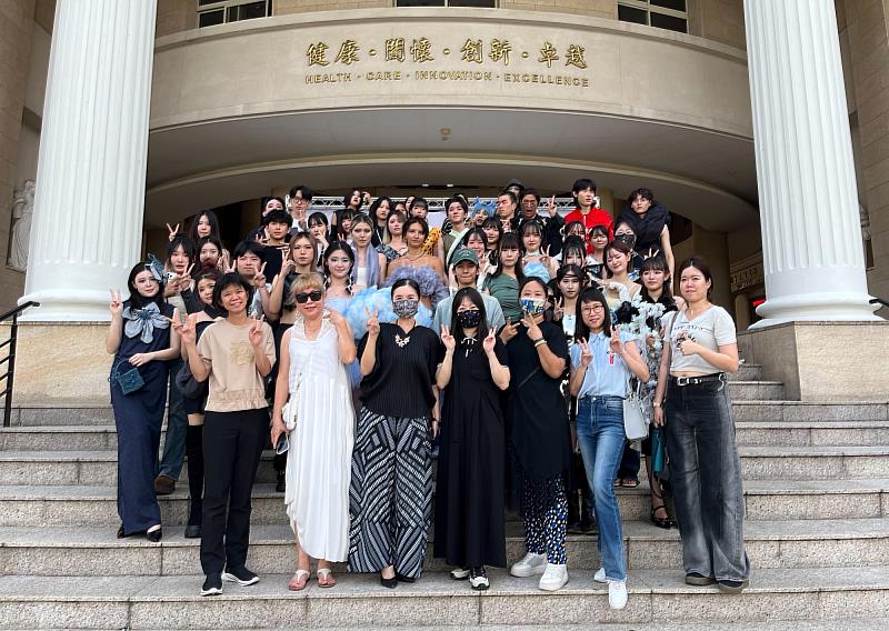 亞大時尚系期末成果展，全體師生合影。