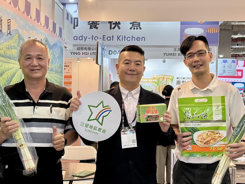 農信保基金陳冠丞總經理（中）及三星地區農會黃存誠總幹事（右1）。