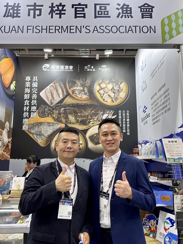 農信保基金陳冠丞總經理（左）及梓官區漁會張鈞華總幹事（右）。