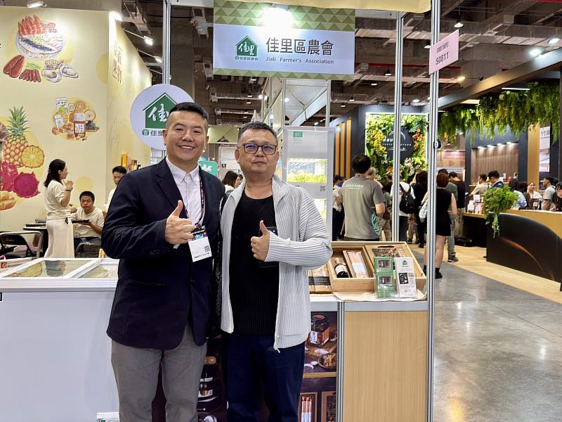 農信保基金陳冠丞總經理（左）及佳里區農會楊豐賓總幹事（右）。