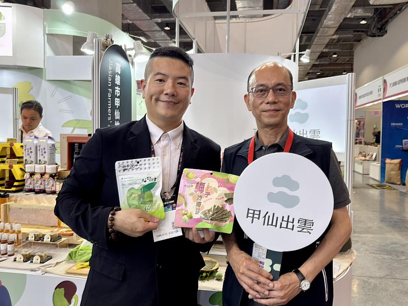 農信保基金陳冠丞總經理（左）及甲仙地區農會曾海星總幹事（右）。