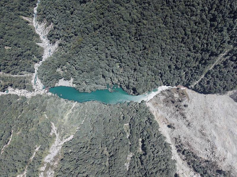 堰塞湖位處偏遠深山，無道路可通行，且無電力與通訊。