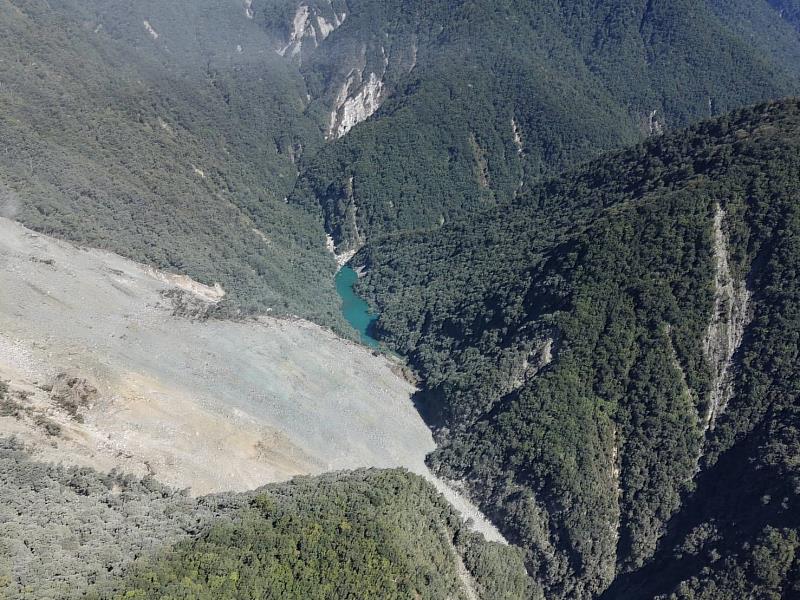 堰塞湖位處偏遠深山，無道路可通行，且無電力與通訊。