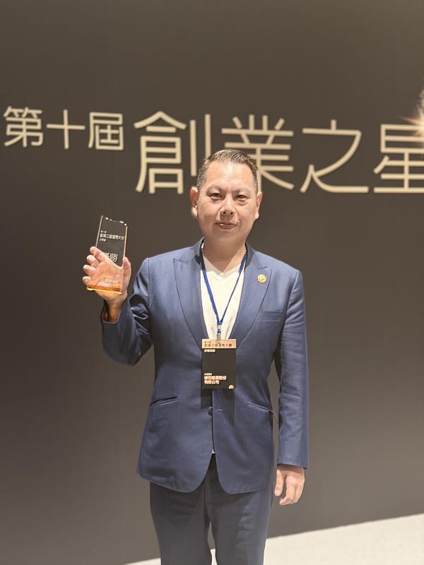 睿田能源創辦人兼執行長薛煒立手持公司組優勝獎座，象徵建築外牆能源資產化概念獲得創新創業賽事肯定。