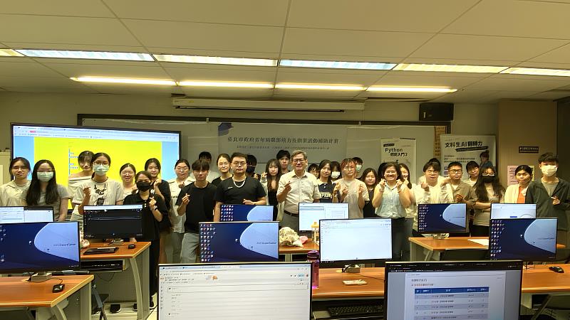 資策會講師與實踐大學參訓同學合影。