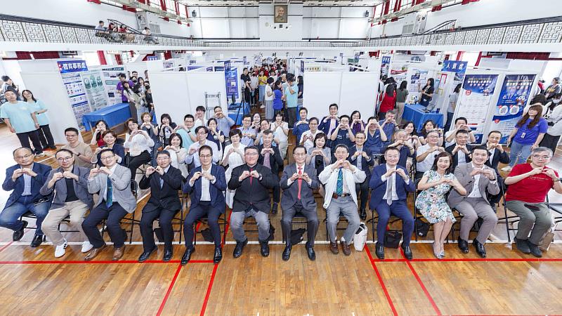 2026 淡江大學數位轉型暨永續轉型成果觀摩展開幕大合照。（圖／淡江大學提供）