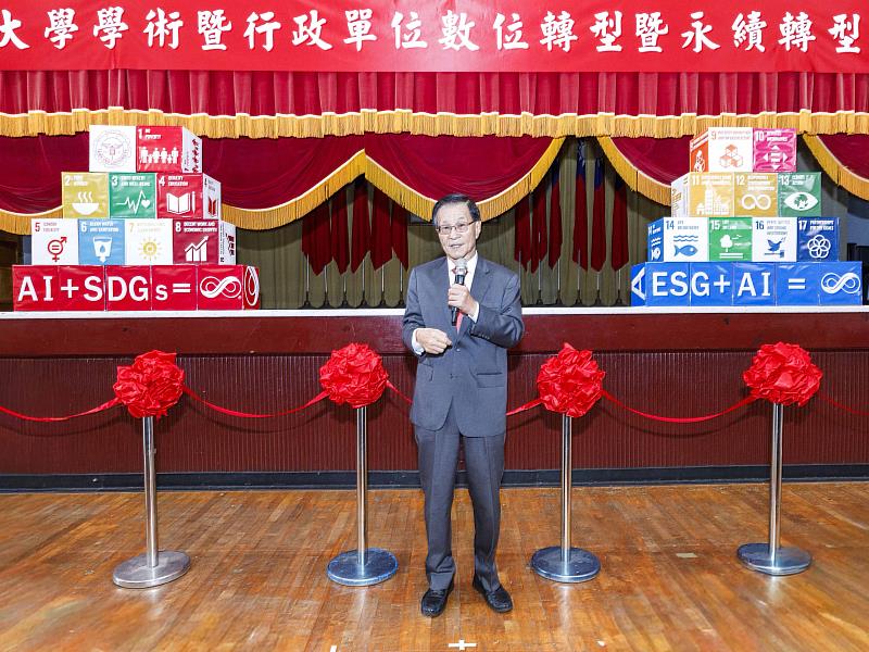 淡江大學校長葛煥昭於成果觀摩展開幕致詞。現場以「AI＋SDGs＝∞」及「ESG＋AI＝∞」雙公式結合SDGs意象布置，呼應學校推動數位與永續雙軌轉型的發展願景。（圖／淡江大學提供）