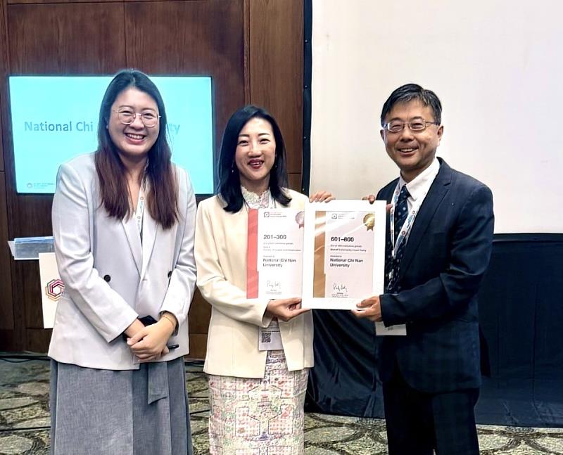國立暨南國際大學環境保護暨安全衛生中心主任劉一中（右）與THE亞太區總裁林薇薇Lim Mei Mei（中）及THE韓國與臺灣區域總監Sylvia Kee（左），於印尼雅加達會場合影。