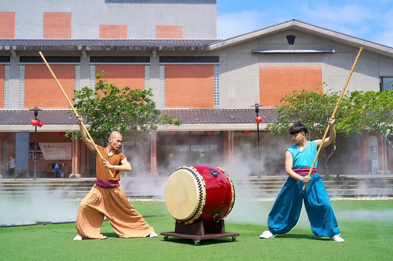 暑假限定「奇幻主題劇場」由4大團隊輪番上陣，結合民間傳說與沉浸式互動，圖為首檔【飛吧！希利克】，帶領觀眾身歷其境展開神話冒險。