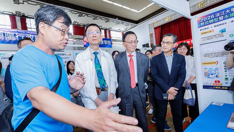 葛煥昭校長（右2）、馬偕醫學大學葉宏一校長（右3）實地觀摩成果展，由參展單位人員介紹數位轉型與永續轉型推動成果。（圖／淡江大學提供）