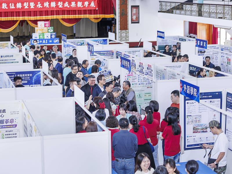 「2026淡江大學學術暨行政單位數位轉型暨永續轉型成果觀摩展」集結全校學術與行政單位參展，吸引師生觀摩交流，分享應用經驗。（圖／淡江大學提供）