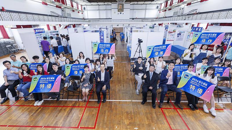 「2026 淡江大學數位轉型暨永續轉型成果觀摩展」中頒發「2026 Agentic AI Copilot Hackathon」競賽獎項，得獎團隊與頒獎師長合影。（圖／淡江大學提供）