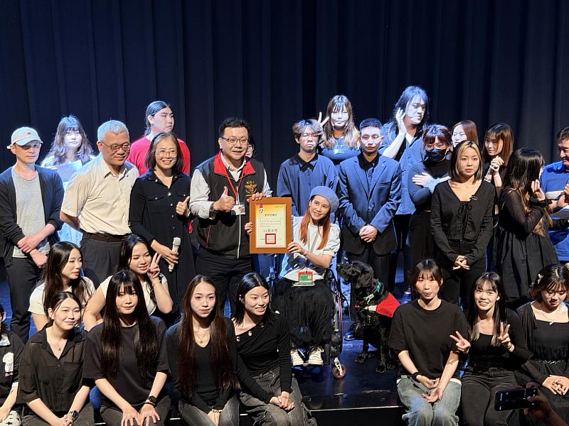 開南大學形象管理學程舉辦期末成果展，郭鐘達校長（中）代表教育部頒發「奮發向上優秀學生獎」予盧馬利同學（中間戴帽者）。