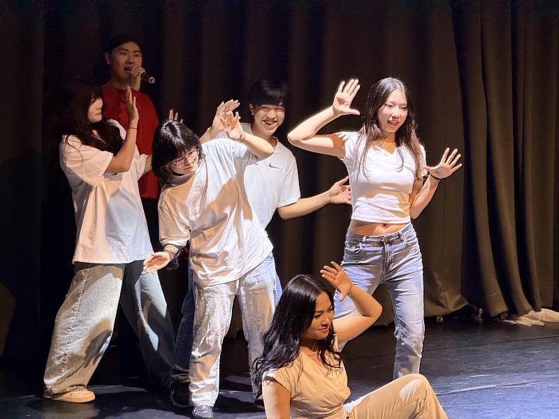 形象管理學程學生於期末成果展演出，以戲劇與肢體表演展現一學期學習成果。