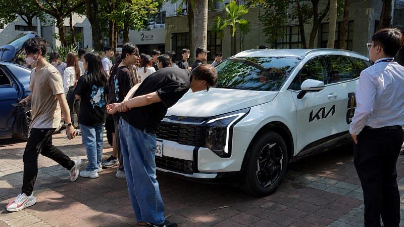 KIA提供新車供師生體驗賞車。