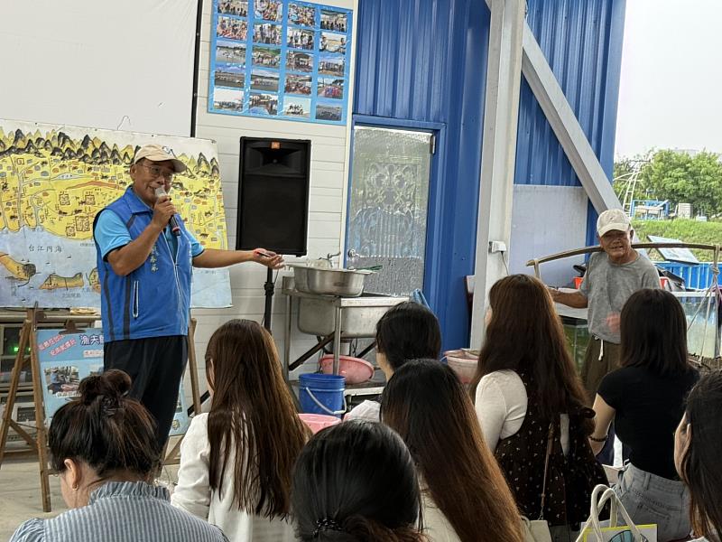 蔡春風理事長講解在地自然生態發展。