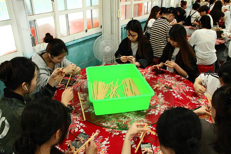 學生學習手編竹藝小魚。