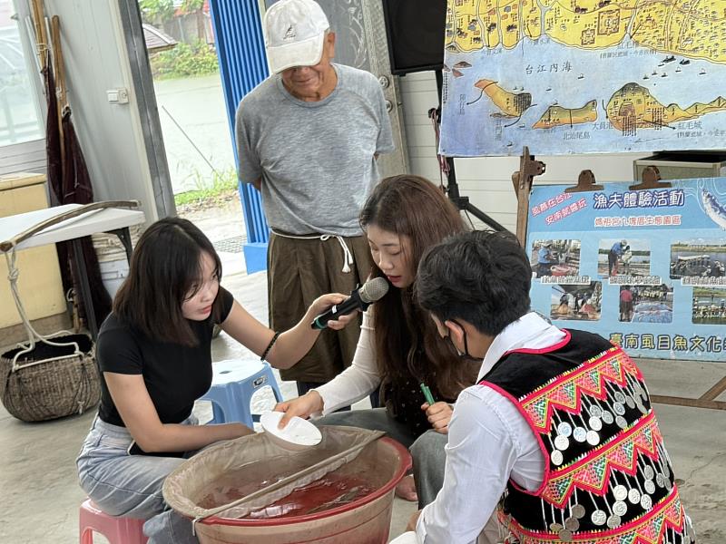 學生扮演魚苗買賣雙方交易情境。