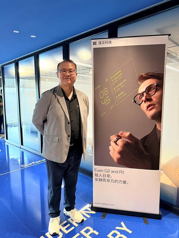 曾榮凱主任至逸文科技智慧眼鏡進行深入交流。