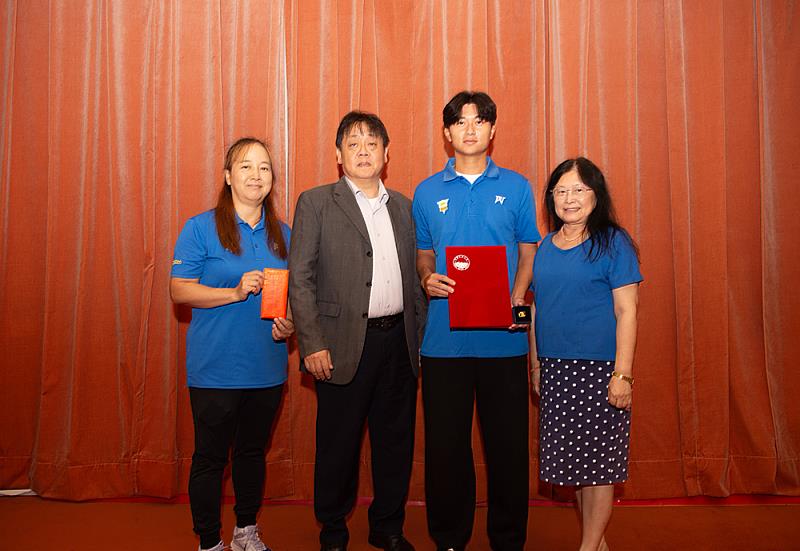 文化大學一般男生組網球單打選手蔡丞翔（右2）於115年全大運表現優異，奮力拚戰摘下金牌，展現堅強實力與穩定競技水準。左為教練詹淑月副教授。