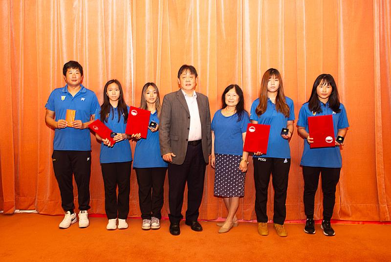 文化大學划船代表隊於115年全大運表現亮眼，公開女生組輕量級雙人雙槳艇由喻沛棻、林佳蓉奪金，公開女生組雙人雙槳艇由陳芷瑩、王維醇摘金，展現穩定節奏與團隊默契。左為蔡鑫義教練。</p>

      <p>