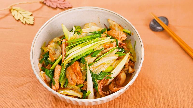 「日式激辛辣魷魚豬五花」以味噌增添鹹香層次，香辣開胃適合觀賽聚會一起分享。