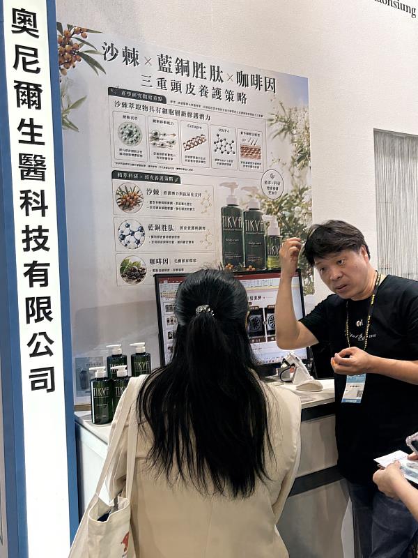 民眾於展區進行「落髮檢測」體驗。