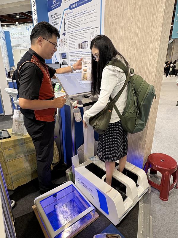 民眾體驗「足壓步態三維掃描結合AI分析」，了解足部受力分布及步態平衡情形。