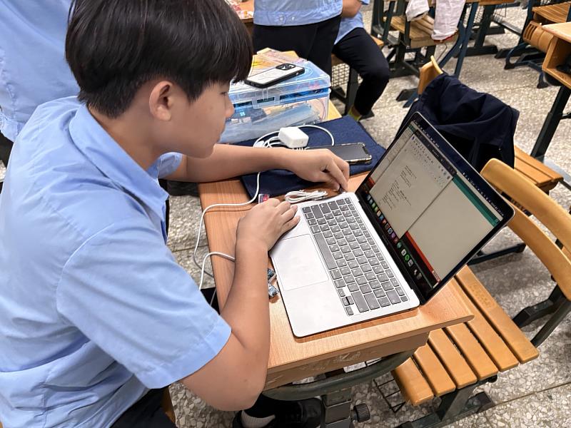 為了呈現最佳學習效果，東山高中團隊反覆推演測試。