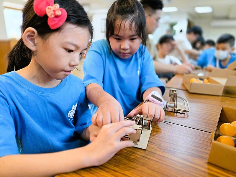 實際操作過程中，小朋友也會互相協力，共同完成作品。