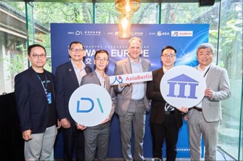 為協助台灣廠商接軌國際市場，財團法人資訊工業策進會（資策會）於6月10日舉辦「鏈結台歐產業生態系 智慧移動交流會」。圖為貴賓大合照。由左至右分別為台灣智慧駕駛董事長陳維隆、台北市立大學主任張學孔、經濟部產業發展署技正林育寬、AsiaBerlin Forum e.V.執行長Marten Rauschenberg、資策會數轉院副院長陳龍、資策會數轉院產品總監蔡明宏。
