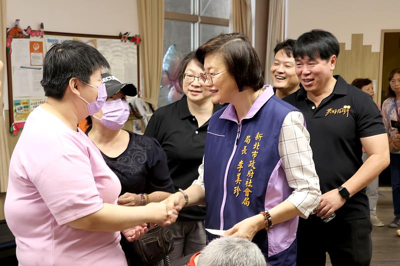 新北市社會局局長李美珍出席沙崙日照中心10週年活動，關懷服務對象及家屬，肯定中心長期陪伴家庭的服務價值。