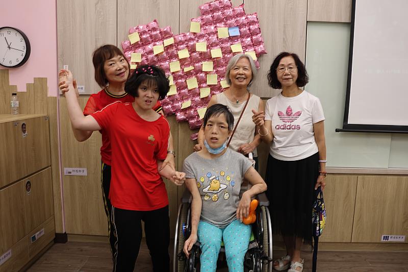 沙崙日照服務對象與家屬溫馨合影，感謝伊甸10年的陪伴，讓全家重拾笑容與生活步調。