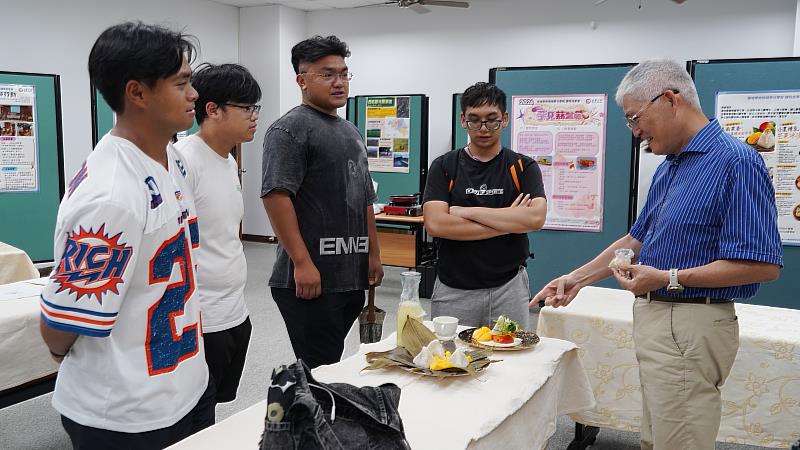 南華大學深化慢城實踐，鏈結小農推動慢食國際交流，高俊雄校長蒞臨參觀課程成果展。
