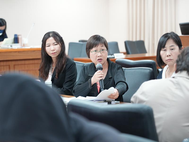 立法院審查115年度僑務委員會主管預算，僑委會委員長徐佳青（中）帶領各業務單位主管進行報告與說明。