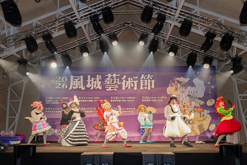 紙風車劇團率先演出《雞城故事》精華片段，為活動暖場揭幕。
