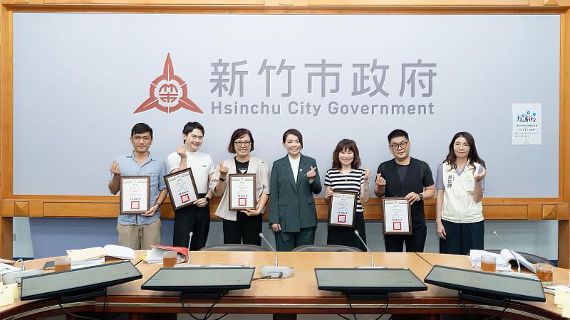 市長高虹安頒發第4屆委員聘書。