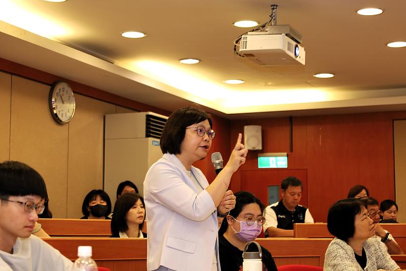 亞大護理學院院長吳樺姍現場交流，分享智慧眼鏡融入護理教學與臨床實務的經驗。