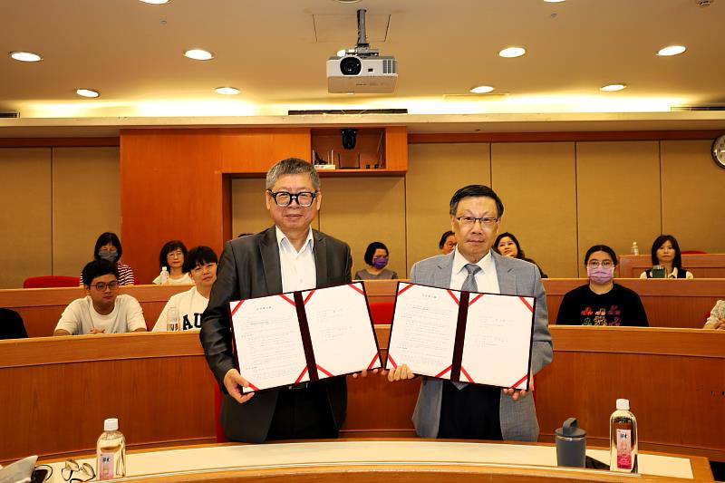 佐臻董事長梁文隆（左）與亞大校長蔡進發（右）共同展示產學合作備忘錄。