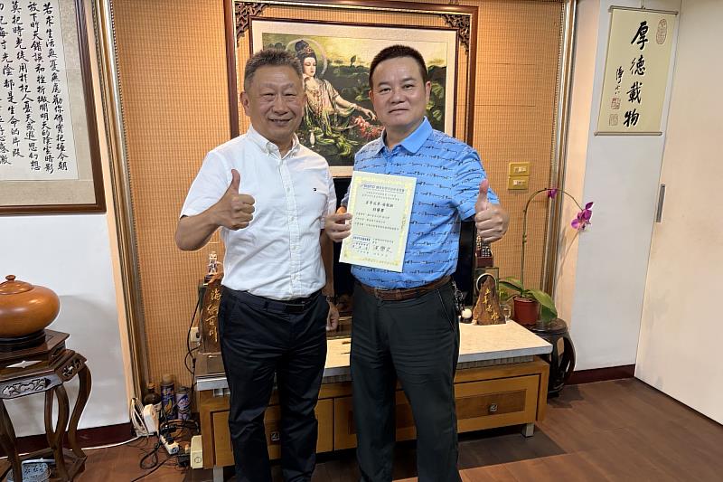 南大研發長林大偉（左）與郡泰電子總經理薛道隆攜手推動產學合作，以智慧節能技術榮獲國科會產學成果特優獎。