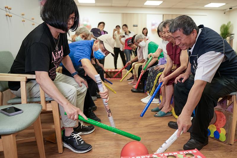 「松隆社區長照機構」每日規劃多元趣味的課程活動，帶領長者舒展身心、活絡筋骨。