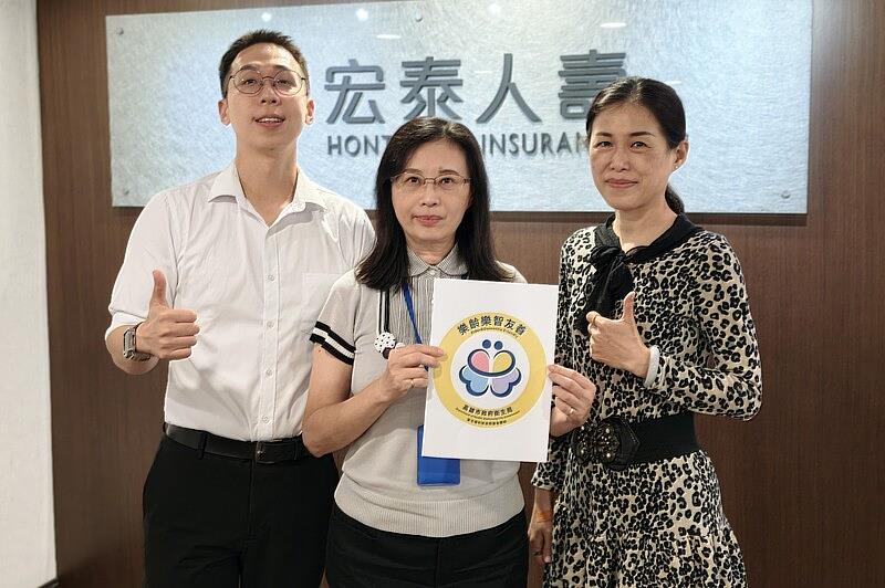 宏泰人壽北中南客戶服務櫃台皆已取得「失智友善組織」認證，客戶服務櫃台第一線人員100%取得「失智友善天使」資格。圖為宏泰人壽高雄分公司。