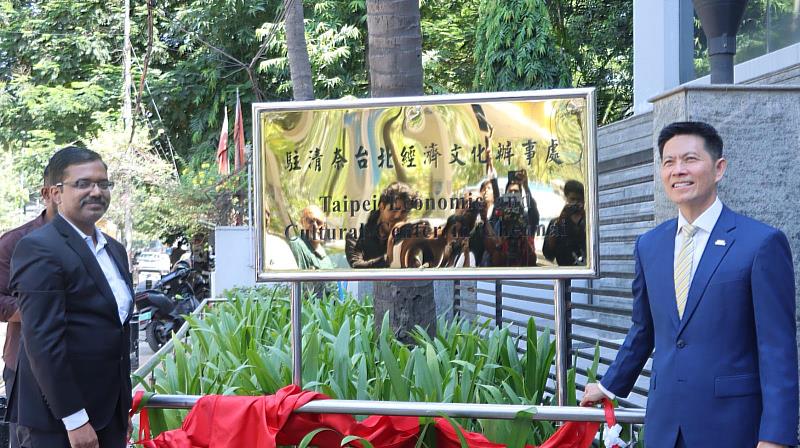 許書智處長與印度外交部（Ministry of External Affairs）駐清奈分處長S. Vijayakumar共同主持新館牌揭幕儀式後合影。