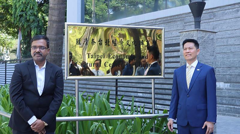 許書智處長與印度外交部（Ministry of External Affairs）駐清奈分處長S. Vijayakumar共同主持新館牌揭幕儀式。