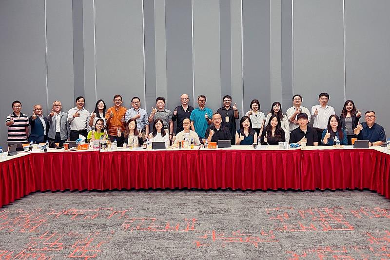 通路媒合會集結11家國內外通路商與35家城鄉特色業者進行商洽。