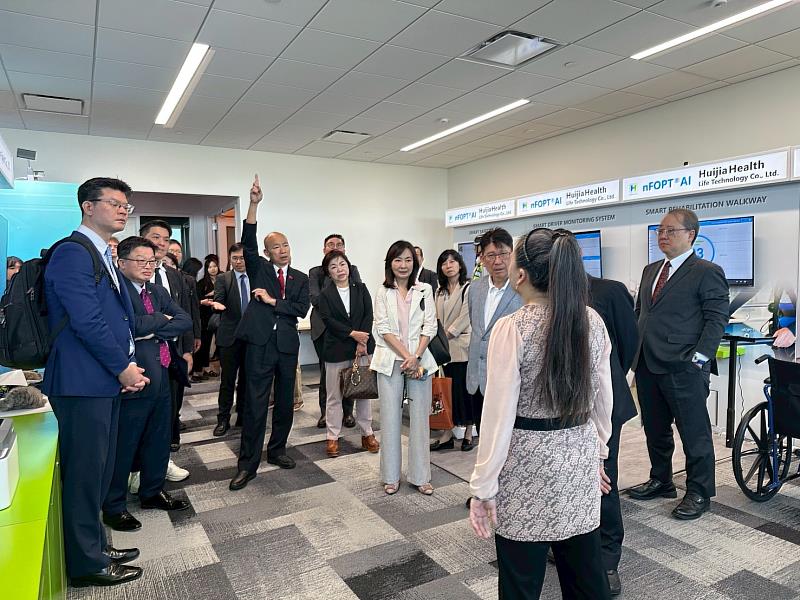 中華民國立法院院長韓國瑜率跨黨派訪美代表團參訪「台灣AI生醫聯合展示中心」，由滙嘉健康生活科技股份有限公司創辦人暨董事長楊淑貞介紹nFOPT® AI智慧醫療與智慧照護創新應用，韓院長全程駐足聆聽並熱烈交流。
