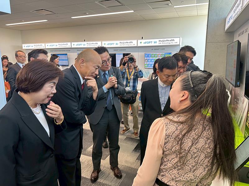 滙嘉健康生活科技股份有限公司創辦人暨董事長楊淑貞向韓國瑜院長及跨黨派訪美代表團介紹「台灣AI生醫聯合展示中心」成立願景與台灣AI智慧醫療、生醫科技及高齡健康創新成果，獲韓國瑜院長高度肯定，並就台灣智慧醫療國際布局與未來發展進行深入交流。