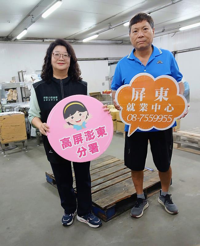 就業服務員持續關懷陪伴，與黃先生合影見證成功媒合與穩定就業的歷程。